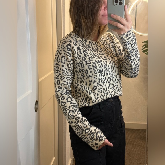 Forever 21 Women's M Rabbit Hair Black White Leopard Crew Neck Pullover Sweater - Picture 7 of 7